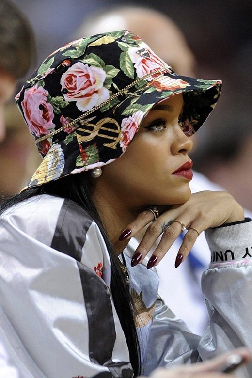 
	
	Trước đó, khi đến tham dự một trận đấu thể thao, nữ ca sĩ đình đám của Hollywood cũng sử dụng chiếc mũ này nhưng với họa tiết hoa hồng đầy màu sắc.