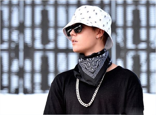 
	
	Chàng ca sĩ Justin Bieber lại chọn hai tông màu trắng, đen tương phản. Bộ trang phục mang đậm chất hip hop bởi áo phông rộng, vòng cổ dạng xích và khăn quấn cổ.