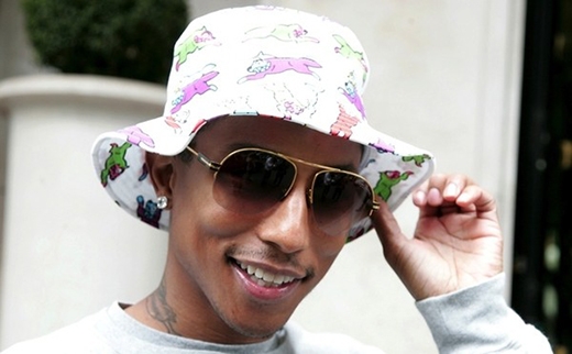 
	
	Pharrell William cũng không hề ngần ngại khi đội chiếc mũ với họa tiết khá nữ tính.