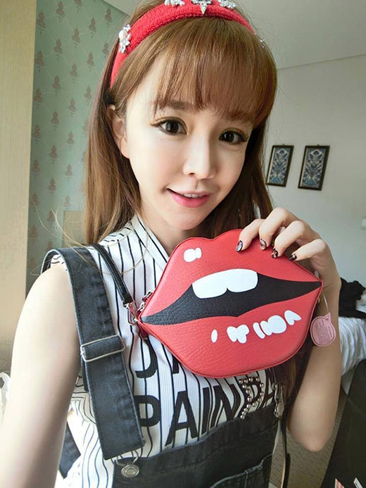 
	
	Trước đó, hình ảnh đôi môi cũng từng được lăng xê trong một kiểu túi khá thịnh hành tại Hàn Quốc.