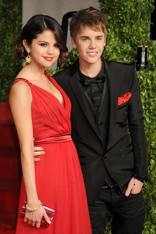 
	
	Justin Bieber và Selena trông cực kì chững chạc tại buổi tối hẹn hò tại buổi tiệc hậu Oscar - Vanity Fair. Đây là lần đầu tiên Selena và Justin Bieber công khai hẹn hò trước báo chí.