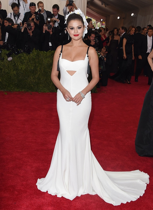 
	
	Selena đã trở thành tâm điểm khi xuất hiện tại Met Gala. Trong bộ váy trắng Vera Wang, trông Selena cực kì quyến rũ và trưởng thành.