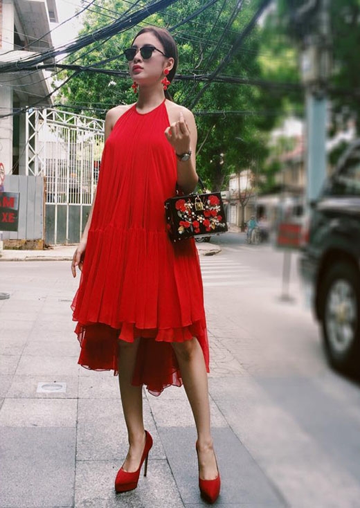 
	
	Với bộ trang phục này, Angela Phương Trinh được đánh giá cao bởi việc kết hợp phụ kiện một cách tinh tế từ kiểu dáng đến màu sắc.
