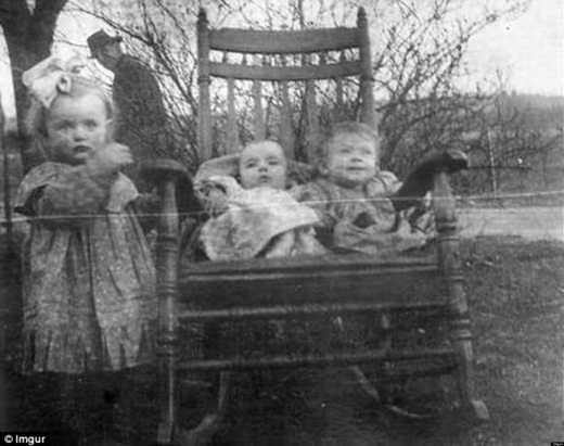 
	
	Trong khi dọn dẹp, một gia đình đã tình cờ tìm thấy một bức ảnh cũ và tự hỏi danh tính của người đàn ông đứng phía sau 3 đứa con của mình là ai. Rõ ràng cái cách ông nhìn thẳng vào ống kính máy ảnh đã khiến cho bức ảnh bỗng trở nên đáng sợ.