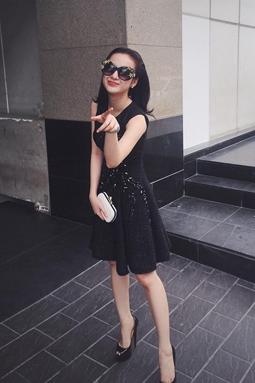 
	
	Bộ trang phục khá sang trọng với sắc đen cùng những chi tiết đính kết tinh tế cũng được Angela Phương Trinh thể hiện hài hòa trong phong cách thời trang đường phố của mình.