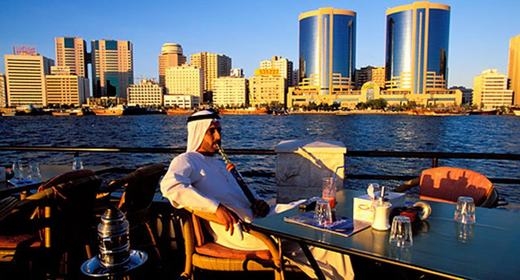 
	
	Ngồi uống cà phê của các đại gia Dubai cũng khác người.