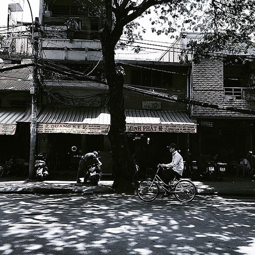 
	
	Những con đường ngập nắng vàng vào buổi trưa oi ả của Sài Gòn. (Ảnh: IG hanhattien)