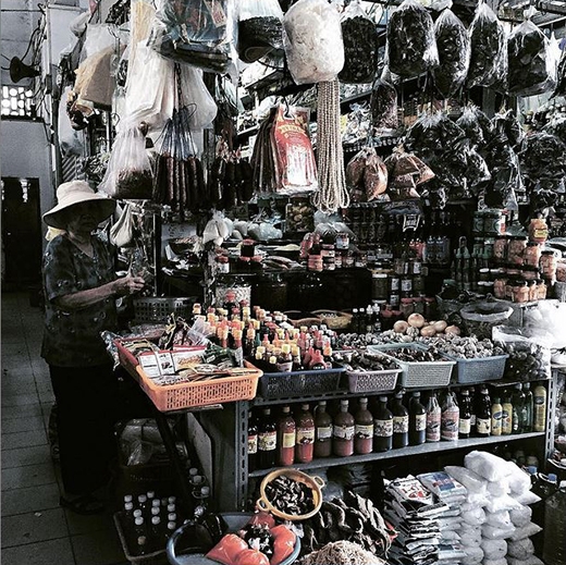 
	
	Một quầy bán gia vị và hương liệu trong những khu chợ nổi tiếng ở Sài Gòn. Đây không chỉ đơn thuần là cuộc sống, mà còn là nét văn hóa độc đáo của những người dân nơi đây. (Ảnh: IG hanhattien)