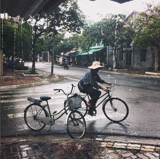 
	
	Những cơn mưa bất chợt của Sài Gòn có khiến bạn bao lần vất vả để tìm chỗ trú hay không? (Ảnh: IG tuyenbamap)