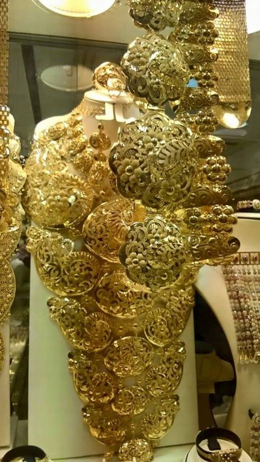 
	  
	Những đồ trang sức bằng vàng ròng cỡ lớn này không phải nơi nào trên thế giới cũng có.