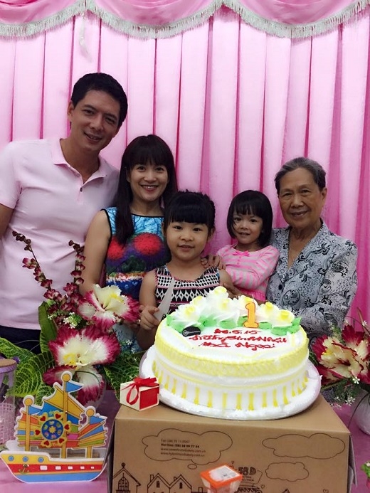 
	
	Gia đình nhỏ của Bình Minh trong bữa tiệc sinh nhật bà ngoại An Nhiên, An Như. - Tin sao Viet - Tin tuc sao Viet - Scandal sao Viet - Tin tuc cua Sao - Tin cua Sao
