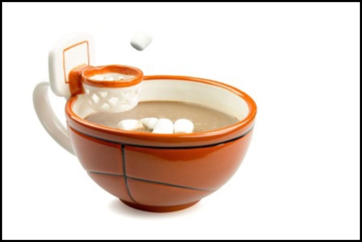 
	
	Chiếc ly có gắn khung thành bóng rổ để người uống bỏ đường vào.