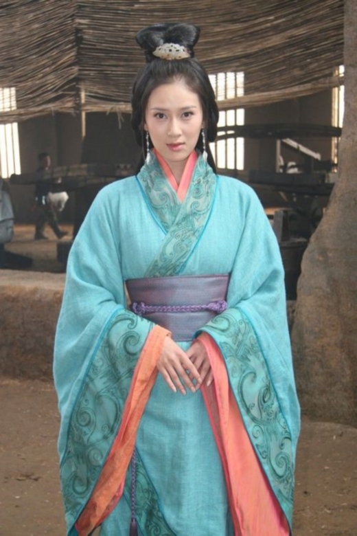 
	
	Triệu Kha từng bị khán giả ném đá dữ dội khi vào vai đại mĩ nhân Tiểu Kiều trong phim Tam Quốc. Nhiều người nhận xét khuôn mặt của diễn viên này quá già và mạnh mẽ để vào vai mĩ nữ nổi tiếng của thời cổ đại.