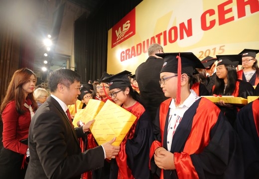 
	
	Ông Phạm Tấn Nghĩa – Chủ tịch Hệ thống Anh văn Hội Việt Mĩ trao quà
	và chứng chỉ tốt nghiệp cho các học viên xuất sắc. 
