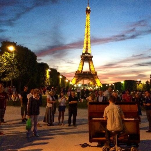 
	
	Dotan chơi đàn trước tháp Eiffel, Paris.
