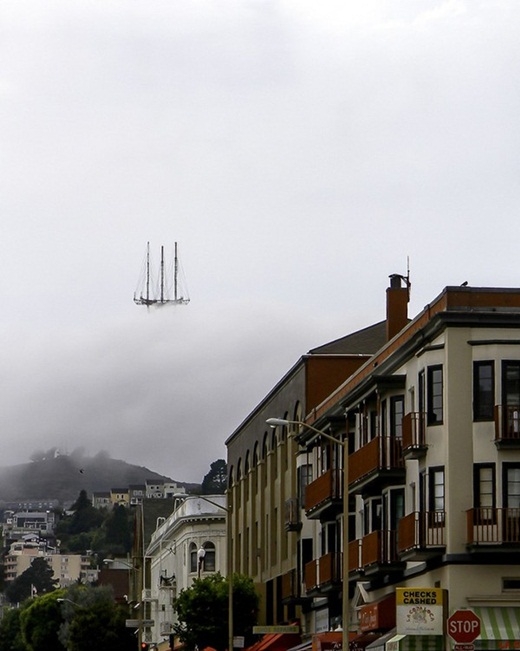 
	
	Vào một ngày sương mù bao phủ, phần chóp của một tòa tháp nhìn chẳng khác nào con thuyền đang bay lơ lửng.