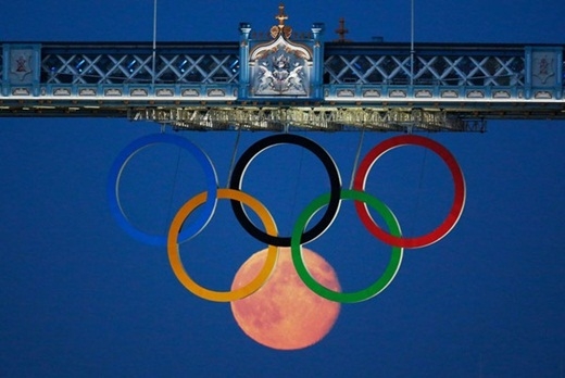 
	
	Trong một thời điểm khác, mặt trăng trông như lồng vào những vòng tròn trong biểu tượng của Thế vận hội Luân Đôn 2012.