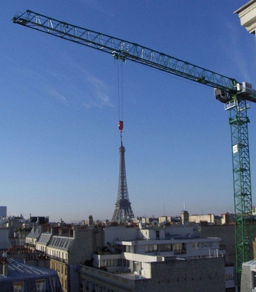 
	
	Tháp Eiffel trông như vừa mới được cần cẩu đặt xuống.