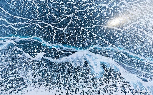 
	
	Những tảng băng trôi và nước hồ xanh thẳm chung tay vẽ nên một bức tranh trừu tượng đẹp 'không thể tin nổi' của thiên nhiên nước Nga.
