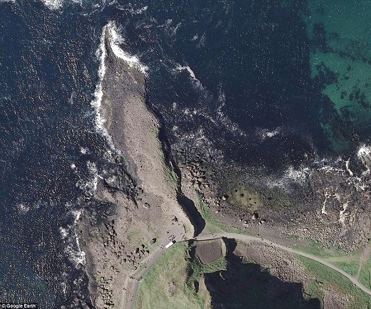 
	
	Giant's Causeway là vùng bờ biển thuộc hạt Altrim, bắc Ireland, Vương quốc Anh. Bờ biển này thu hút rất đông khách du lịch và các nhà nghiên cứu đến đây bởi những cột bazan khổng lồ màu đen được xếp ngay ngắn.