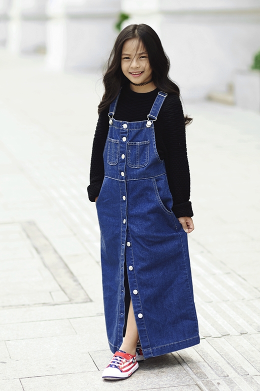 
	
	Sunny Dương mang người xem trở về với những năm tháng tuổi thơ qua hình ảnh của chiếc váy yếm denim cài cúc giữa.