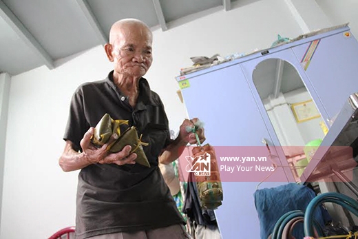
	
	Cụ Nguyễn Văn Chúm (94 tuổi, quê gốc ở Hà Tây), hiện đang sinh sống cùng hai người con gái bị bệnh trong căn nhà tình thương trên đường 21, phường 8, quận Gò Vấp, TP HCM.