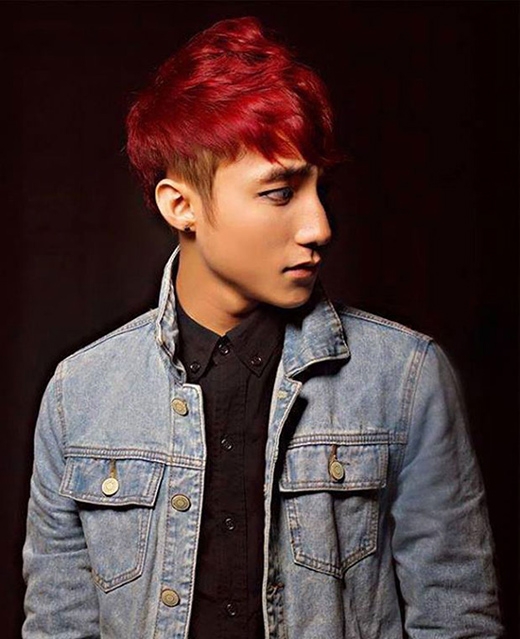
	
	Màu tóc hung đỏ mang lại nét cá tính, bụi bặm nhưng không quá chói mắt cho chàng ca sĩ trẻ. Đây cũng là màu tóc nhuộm luôn được giới trẻ yêu thích qua nhiều mùa mốt bởi sự thông dụng và dễ dàng kết hợp trang phục.
