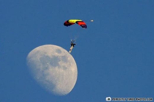 
	
	Đã có người đầu tiên trên thế giới đặt chân lên mặt trăng bằng... dù.