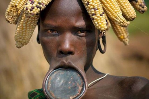 
	
	Đeo đĩa ở môi là một tục lệ có thật của người Mursi ở Ethiopia.
