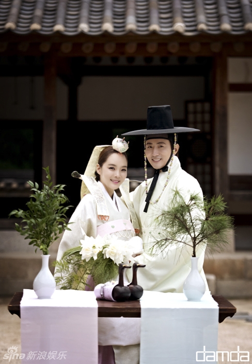 
	
	Chae Rim và Cao Tử Kỳ trong bộ trang phục Hanbok truyền thống của Hàn Quốc.