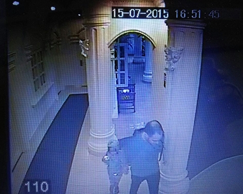 
	
	Hình ảnh ghi lại tại khách sạn cho thấy anh Karl đã dắt con gái mình đi