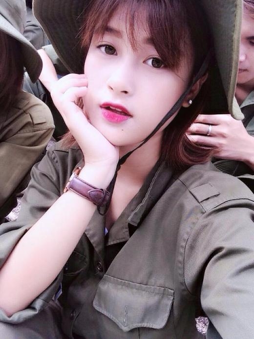 
	
	Kiều Phạm - cô gái nổi tiếng trên mạng với những clip cover - xinh đẹp nhẹ nhàng khi tham gia khoá học quân sự.