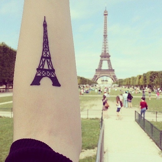 
	
	Tháp Eiffel, điểm đến trong mơ của đa số mọi người.