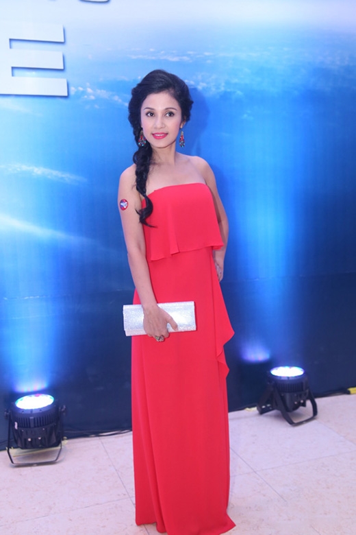 
	
	Diễn viên Việt Trinh trông trẻ trung, xinh đẹp hơn hẳn khi chọn bộ váy quây suông dài tông đỏ tham dự một sự kiện vào tối 30/7.
