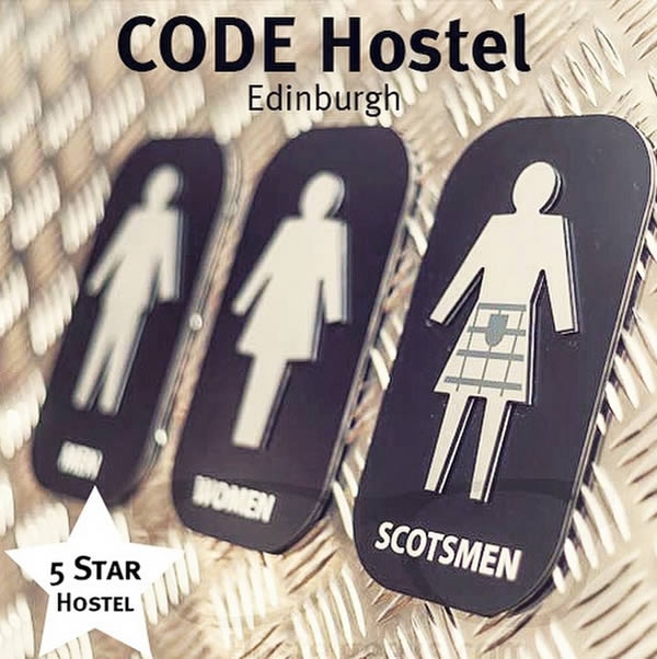 
	
	Ở một khách sạn ở Anh có hẳn một nhà vệ sinh dành riêng cho những “người đàn ông mặc váy” với tên “SCOTSMEN”.