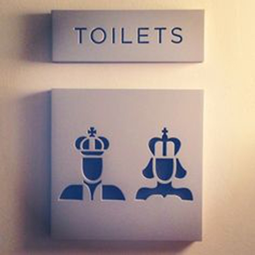 
	
	Nhà vệ sinh dành cho “nhà vua” và “nữ hoàng”.