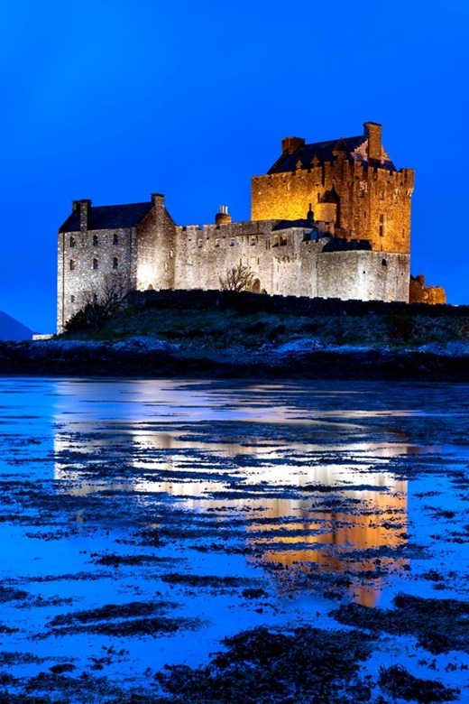 
	
	Nằm trên một hòn đảo nhỏ - nơi giao nhau của ba biển hồ - lâu đài Eilean Donan ở cao nguyên Scotland chính là nhà của cô công chúa tóc đỏ dũng cảm Merida. Lâu đài này có niên đại từ giữa thế kỉ thứ 13.