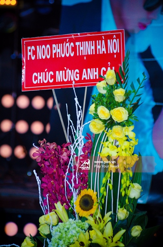 
	
	
	
	FC Noo Phước Thịnh tại Hà Nội rất chu đáo khi chuẩn bị bánh kem và hoa cho nam ca sĩ. - Tin sao Viet - Tin tuc sao Viet - Scandal sao Viet - Tin tuc cua Sao - Tin cua Sao