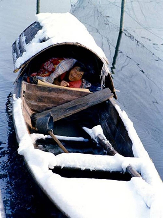 
	
	Cuộc đời phiêu bạt trên một chiếc thuyền bé nhỏ còn không đủ ấm vào mùa đông, nhưng ông chú trong hình vẫn tươi cười vì những gì mình có được.