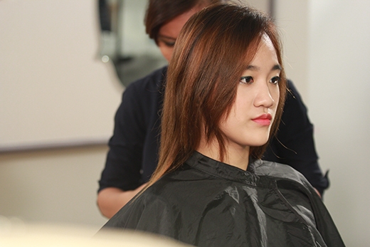 
	
	Sau khi “an tâm” về trang phục, Quỳnh Như thích thú với phần làm tóc.