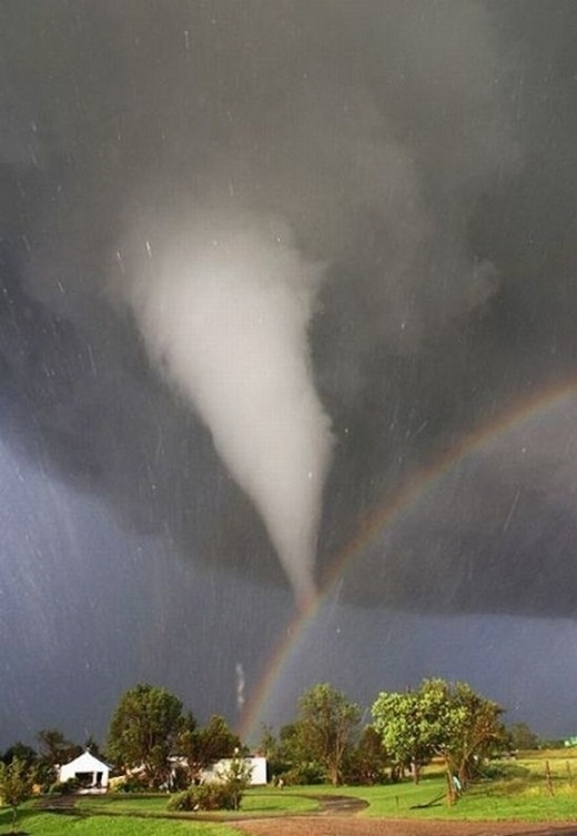 
	
	Cơn lốc xoáy và cầu vồng giao nhau trên bầu trời ở tiểu bang Kansas, Mỹ.