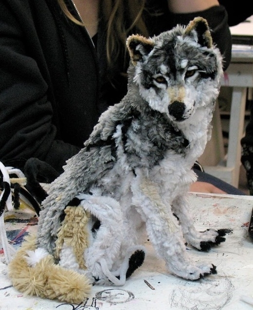 
	
	Chú chó sói trông như thật này thật ra được làm từ dụng cụ thông ống thoát nước.