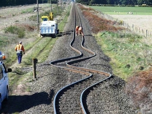 
	
	Sau một trận động đất, đường ray tàu lửa ở Canterbury, New Zealand đã trở thành một đường zig zac.