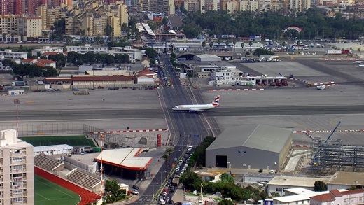 
	
	Hình ảnh đường quốc lộ và đường băng ở sân bay quốc tế Gibraltar giao nhau đã gây sốc cho những du khách lần đầu đến thành phố này.