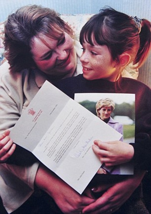 
	
	Joella và mẹ chụp hình với bức thư được Công nương Diana trả lời.