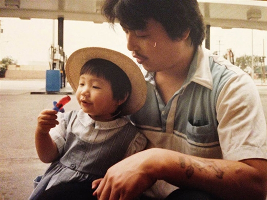 
	
	Diana Kim chụp cùng bố vào năm 1988.