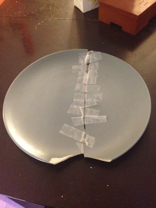 
	
	Chỉ với vài miếng băng dính, bạn đã không cần phải bỏ phí chiếc đĩa, đúng không nào?