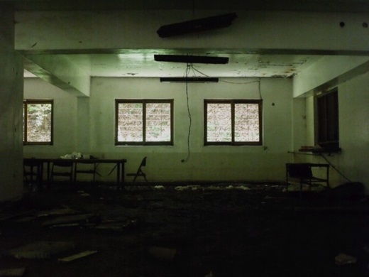 
	
	Dưới sàn nhà là hàng trăm mảnh kính vỡ - “tác phẩm” của các bệnh nhân tâm thần 15 năm về trước. 
