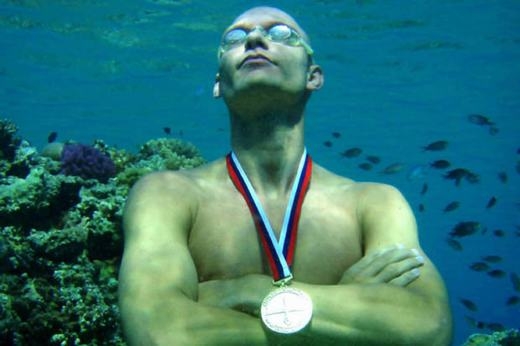 
	
	Stig Severinsen là người nhịn thở lâu nhất thế giới với thời gian 22 phút. Thế nhưng, danh hiệu 'ông trùm nhịn thở' lại thuộc về loài gián với thời gian lên đến 40 phút.