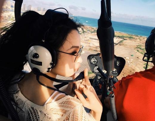 
	
	Cô nàng ngắm hòn đảo Hawai từ trực thăng